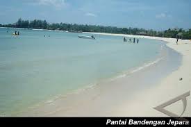 Pantai tirto samudro atau yang dikenal oleh masyarakat umum dengan sebutan pantai bandengan terletak 7 km sebelah utara dari pusat kota. Tiga Pengunjung Pantai Bandengan Jepara Hilang Antara News