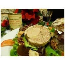 Poivrer et saupoudrer de piment d'espelette les morceaux de foie gras. Cou De Canard Farci Au Foie Gras Foies Gras Entier