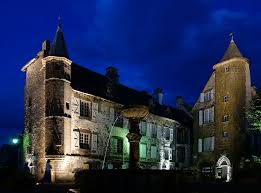 Salers Fontaine Nuit Category Maison De La Ronade Wikimedia Commons En 2020 Maison Cantal Maison Style