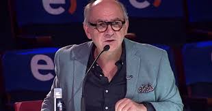Tras la salida de luis gnecco, del espacio de mega por la denuncia de violencia intrafamiliar interpuesta en su contra por su exesposa, en la producción resolvieron el nombre que ocupará el puesto del actor en el programa. Mega Suspende A Luis Gnecco En Got Talent Chile