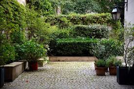 Comment Agencer Un Petit Jardin De Ville Ombre Et Exposition Au Nord Ou Soleil Du Plein Sud En Ete Vilains Murs A Mas Jardins Jardin De Ville Petits Jardins