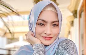 Selain menjadi mualaf, ada sosok komedian sule yang terus terlihat bersama nathalie. Nathalie Holscher Ready To Be Born Inner Married Sule