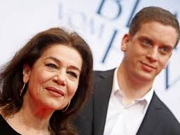 Knapp ein Jahr nach ihrem Tod: Sohn Dominik spricht über Mutter Hannelore  Elsner