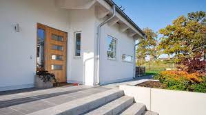 Kort, kontaktoplysninger og mere på pages24. Entrance Wooden Door Side Windows Oak Funkis Swedoor Hus Farger Inngangsparti Hus