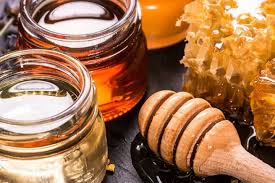 Prima di conoscere i tipi di miele da usare in cucina, vogliamo informavi che il 20 maggio si celebra in tutto il mondo la giornata mondiale delle api, indetta dalle nazioni unite su proposta della slovenia e con il sostegno di 115 paesi membri. Come Curare L Acne Con Il Miele L Arte Del Recupero