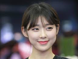 Cô lễ tân hãng xe hơi xinh ngất ngây