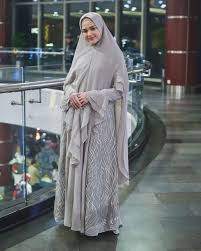 Model busana muslim syar'i terbaru dengan nuansa modern & stylish, baju muslim cantik modis 2020 seperti gamis syar'i polos, motif dari berbagai jenis pakaian tipe syar'i, ada lima macam baju syar'i yang mungkin cocok untuk muslimah dengan karakter feminim namun tetap anggun. Inspirasi Baju Lebaran Gamis Syar I Modern Ala Cut Meyriska Dari Model Ruffle Hingga Bermotif Tribunnews Com Mobile