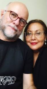 Cuando era adolescente y ya estaba enrolado en el cuento de la guitarra,  fui a ver al cine 7 veces la película de Led Zeppelin The song remains the  same. Era tal