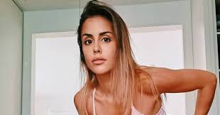 Portuguese tv personality known for hosting displays like episódio especial, fama display, and o mundo de carolina. J9q8rnli4rqpjm