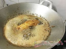 Step 1 telur dan lada sulah dipukul bersama. Sotong Goreng Sumbat Telur Masin Sunah Suka Sakura