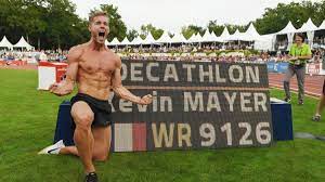 Un documentaire rare avec les moments de doutes du champion et sa reconstruction suite à sa désillusion des mondiaux de doha. Leichtathletik Franzose Kevin Mayer Bricht Zehnkampf Weltrekord Sport Sz De