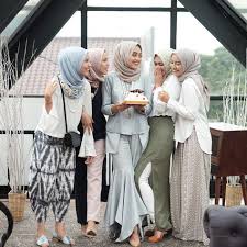 Diskripsi baju couple terbaru perkenanalkan produk terbaru dari kami blue ziggy kualitas impor dengan bahan yang nyaman dipakai dan juga disan yang. 18 Ide Busana Kompak Bareng Sahabat Terbaik Model Pakaian Wanita Model Pakaian Hijab
