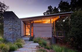 Varias de las más lindas casas que hemos visto en los libros de ideas incorporan la madera en sus fachadas, pisos y mobiliario, dando desde un estilo rústico a moderno a sus rincones. Diseno De Hermosa Casa De Campo De 140 M Construccion Se Integra Con La Topografia Del Lugar Planos De Arquitectura