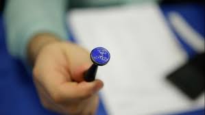 • în secția de votare, alegătorii îşi prezintă actele de identitate operatorilor de calculator, care preiau şi introduc datele personale ale alegătorilor în sistemul informatic de monitorizare a prezenţei la vot şi de prevenire a votului ilegal (simpv), conform. Alegeri PrezidenÈ›iale 2019 Turul 2 Tot Ce Trebuie SÄƒ È™tii Despre Votul Din 24 Noiembrie 2019