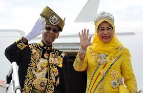 Ydpa sultan abdul halim diarak bersama ratu elizabeth ii dalam kereta roda diraja british, ketika membuat lawatan rasmi ke london pada 1974. Sultan Kedah Tuanku Abdul Halim Mangkat Semasa Mstar