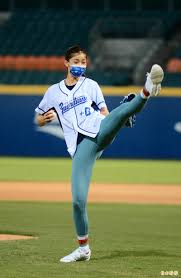 羅嘉翎 ig 湧進許多粉絲按讚，發現原來換下跆拳道服更可愛。（翻攝自chia__ling_@ig） 羅嘉翎的好身材讓她的私服造型都非常搶眼，例如選穿超短褲秀出大長腿。（翻攝自chia__ling_@ig） 剪著妹妹頭齊劉海，換上流行的高腰牛仔褲，羅嘉翎很懂得展現自己的身材優勢。 Ms0v0h9qcqi55m