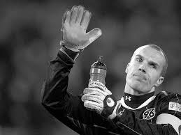 Uit de spaanse beker geslagen door derde vlucht novelda cf bij de eerste hindernis op 11 september 2002 en werd door teamgenoot frank de boer in het openbaar bekritiseerd vanwege zijn aandeel in hun. Book Review A Life Too Short The Tragedy Of Robert Enke