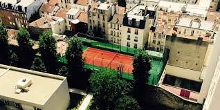 Le club de tennis du paris country club dispose également d'une école de tennis proposant des cursus spécifiques pour enfants et adultes. Tc Plaisance Joue Au Tennis Dans Un Endroit Insolite A Plaisance Paris 14eme