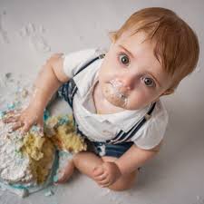 ✨ Hay fotos que se convierten en sello. En mis sesiones Cake Smash, una de  mis favoritas es esta: la toma cenital, con el bebé, la torta, esas manitos  inquietas y la