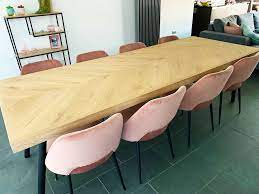 visgraattafel met velvet stoelen eiken tafel tafels lange eettafels