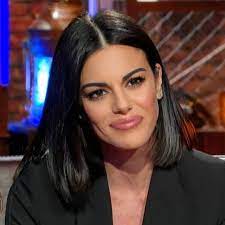 I telespettatori la adorano così com'è, con i suoi fluenti capelli castani, gli outfit dallo stile fresco ma ricercato e il sorriso che ammalia . Bianca Guaccero E Il Suo Bob Nero Ultra Liscio Detta Tendenza Capellistyle