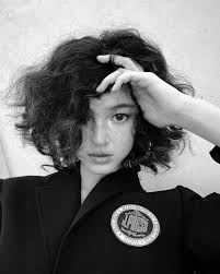 Danielle New Jeans Rambut Keriting