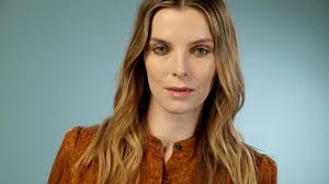 2 odpowiedzi 2 podane dalej 34 polubione. Betty Gilpin Says Her First Body Slam Of Alison Brie Felt Like An Injection Of Glitter Heroin Youtube