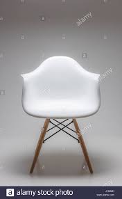 Ich habe eine kombination aus schreibtisch und bett: Weisse Eames Stil Stuhl Mit Holzbeinen Stockfotografie Alamy