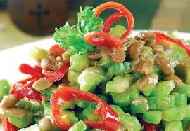 Saya tidaaak.😆 nah berhubung pak bos nya sukaa jadi yuuuk segera masukkan irisan cabai + teri medan, aduk rata. Tumis Sayur Pare Teri Pedas