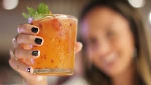 Shout celebra 5 años con 5 bartenders