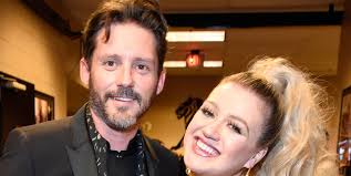 The singer sports an infectious smile while strolling through london. Who Is Kelly Clarkson S Husband Facts About Brandon Blackstock And Their Kids