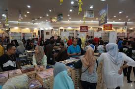 Disini kita bisa menemukan berbagai restoran unik dan asik, ada penjualan pakaian. Beli Baju Raya 7 Tempat Wajib Untuk Shopping Raya