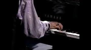 Aku menyanyimenghibur hati insan yang sepiaku bersendamereda duka kau yang kecewadi sebalik senyumsepiku terlindunginsan gembiramengikuti berbagai. Chords For Jamal Abdillah Seniman Menangis Dengan Lirik Sekali