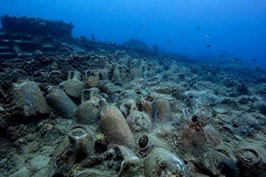 A Roman ship containing hundreds of amphorae was discovered off the coast  of Sicily | UA.NEWS