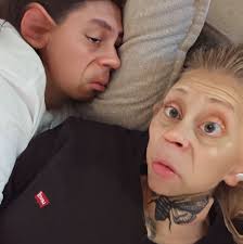 TV-bänk från IKEA. Längd 120 cm, bredd 40 cm, höjd 33 cm. I gott skick och  utan repor Priset är på IKEA nu 795kr Säljes på grund av flytt Finns i falun