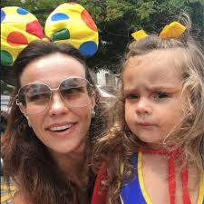 Flavia Monteiro fala sobre maternidade após os 40 e parabeniza a filha