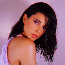 Eva Davis's Instagram, Twitter & Facebook