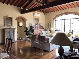 Sito in uno dei più sofisticati palazzi di firenze, ricco di storia e di arte, questo appartamento di circa 140 mq è in vendita. Attico Mansarda Firenze Vendita 1 450 000 250 Mq Cambiocasa It