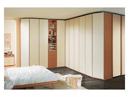 Come realizzare una cabina armadio personalizzata divisa da muri in camera da letto. Ampio Armadio Angolare Per Camera Da Letto Elementi A Vista Ante Laccate Avorio Idfdesign
