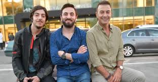 İlk filmin ardından yaz döneminde çekilen devam filmi, yeni yılda izleyici karşısına çıkacak. Aykut Eniste 2 Nin Vizyon Tarihi Belli Oldu Haberler Box Office Turkiye