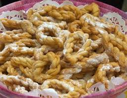 Sciogliete in un bicchiere di latte tiepido il lievito di birra, aiutandovi con un cucchiaino per amalgamare il tutto. Cesto Di Orillettas Sardegna Dolci Di Carnevale Ricette Dolci Sardi Idee Alimentari