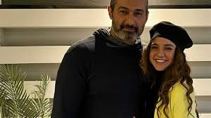 قالت الفنانة رنا رئيس عن وفاة والدها أثناء تصوير مسلسل ضل راجل إنني أصيبت بكورونا بعدما أصيب بها والدي، وجلست معه لمدة ثلاث ساعات قبل وفاته وجاء إللى فى البلاتوه و قال لى إنتى هتكسري الدنيا. Ø±Ù†Ø§ Ø±Ø¦ÙŠØ³ ØªÙˆØ¬Ù‡ Ø±Ø³Ø§Ù„Ø© Ø´ÙƒØ± Ù„Ù€ ÙŠØ§Ø³Ø± Ø¬Ù„Ø§Ù„ Ø´Ø§Ù‡Ø¯