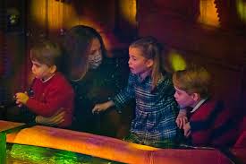 Sein jüngerer bruder prinz louis (3) dagegen ist ein wirbelwind, ein kleiner frechdachs, der es kaum erwarten kann, endlich mit seinem knallroten laufrad loszuflitzen und neue abenteuer zu erleben. Royale Kinderfotos Die Sussesten Schnappschusse Der Konigsknirpse Brigitte De