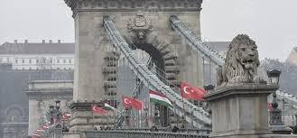 13 kasım 2017 pazartesi 17:58. Macaristan Da Asilan Turk Bayraklari Fransa Nin Ermeni Soykirimi Kararini Protesto Icin Mi