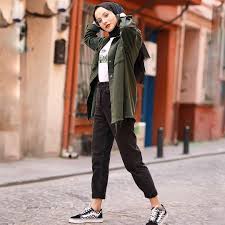 L Image Contient Peut Etre 1 Personne Debout Chaussures Et Plein Air Moda Casual Hijab Outfit Mutevazi Moda