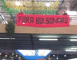 Manifestantes colocam faixa 'Fora Bolsonaro' dentro do T4 ...