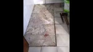 Mit rollputz können unansehnliche fliesen ebenfalls effektiv überdeckt werden. Bad Bodenfliesen Erneuern Youtube