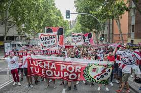 The behaviour of some of their radical fans has not always been perfect, of course. Sportsfreunde Des Tages Warum Rayo Vallecano Fans Das Stadion Putzen Sportmeldungen Stuttgarter Zeitung