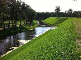 Door grote delen van het laaggelegen land tussen steenbergen en bergen op zoom onder water te zetten, werd in de 17de en 18de eeuw een haast onneembare horde opgeworpen voor met name de spaanse en franse troepen. Moses Bridge West Brabant Water Line E Architect