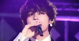 Boy with black curly hair look a book with pictures. Here Are More Visuals On That Black Curly Haired Boy From 2019 Jingle Ball 15 Pictures Koreaboo